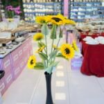 9 Dal Ay Çiçeği ve Siyah Vazo