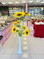 9 Dal Ay Çiçeği ve Beyaz Vazo