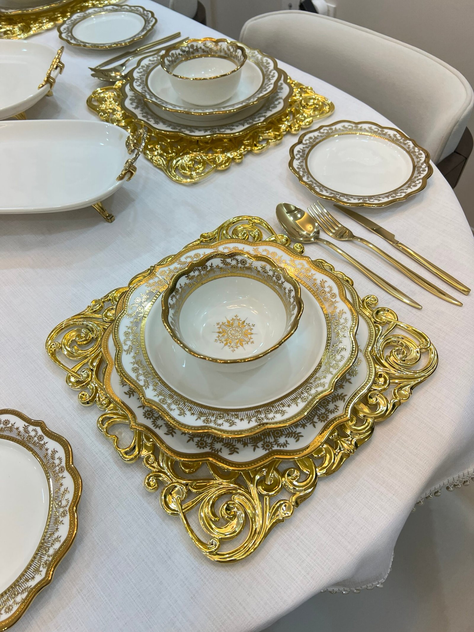 img_3629 24 PARÇA ‘MÜHR-Ü SULTAN ‘ YEMEK TAKIMI - Görsel 1